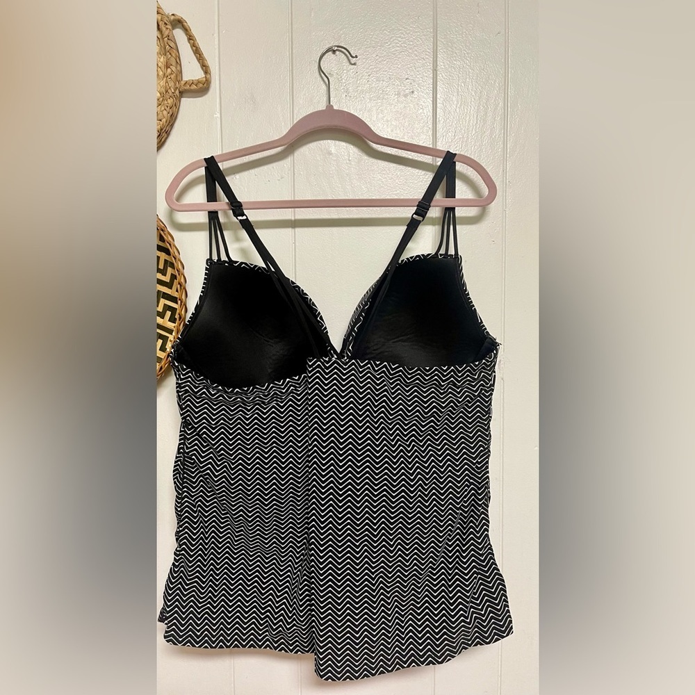 6th&Lane Black and White Zigzag Swimsuit Top Size 44DD - Picture 3 of 5
